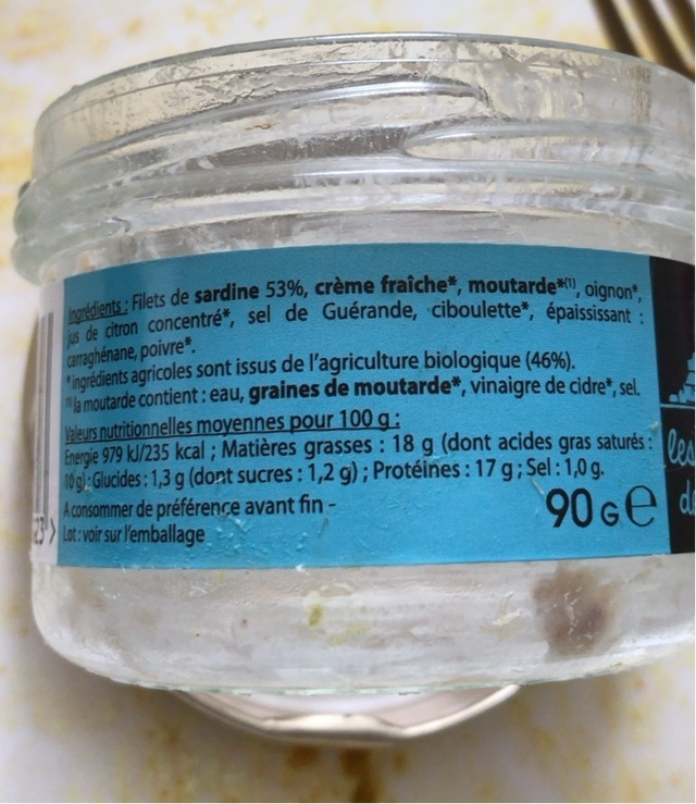 A French jar label reading Energie 979 kJ/235 kcal with fat 18 g, carbohydrates 1,3 g, and protein 17 g per 100 g.
